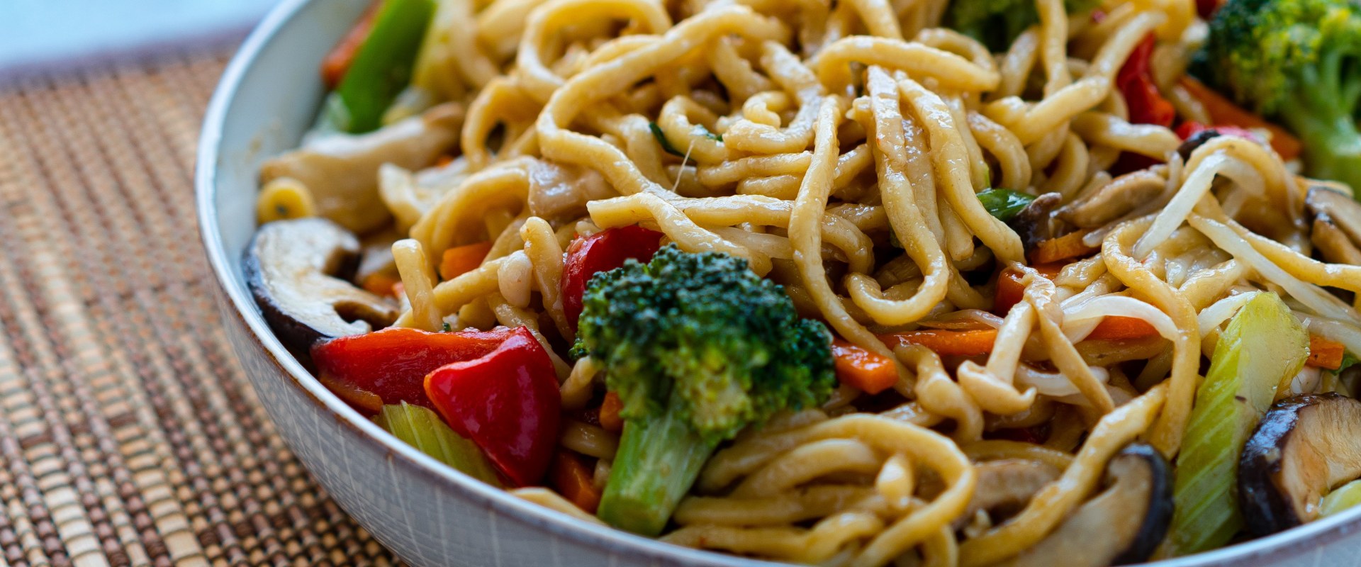 A Delicious Guide to Vegetable Lo Mein: Incorporating Mushrooms into Chinese Cooking